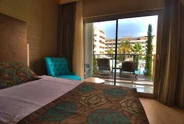 Swim Up Room